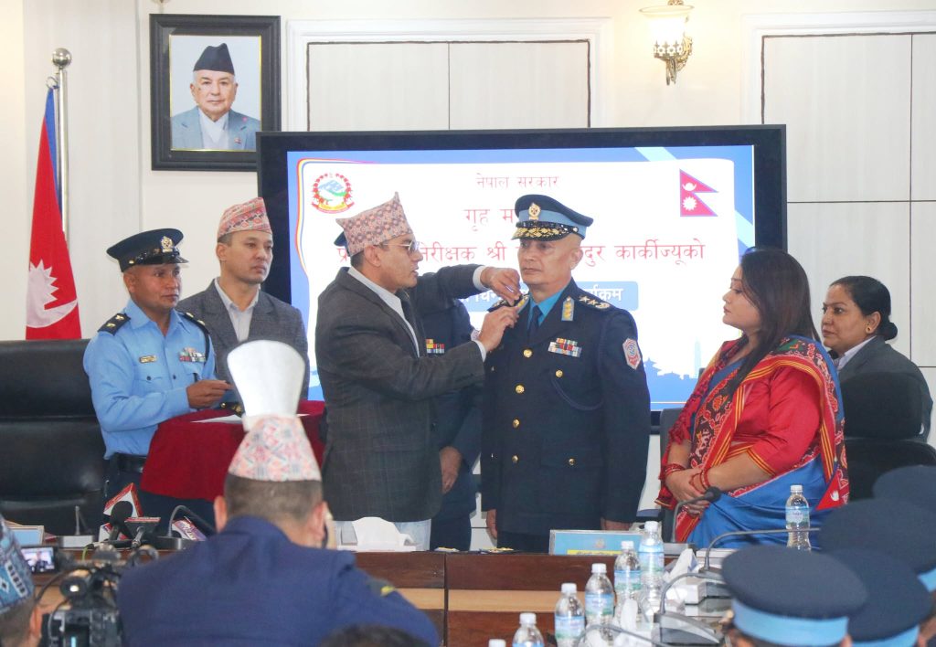 गृह मन्त्रालयमा गृह सचिबबाट नेपाल प्रहरीका नवनियुक्त आईजीपी दानबहादुर कार्कीले लगाए दर्ज्यानी चिन्ह ।