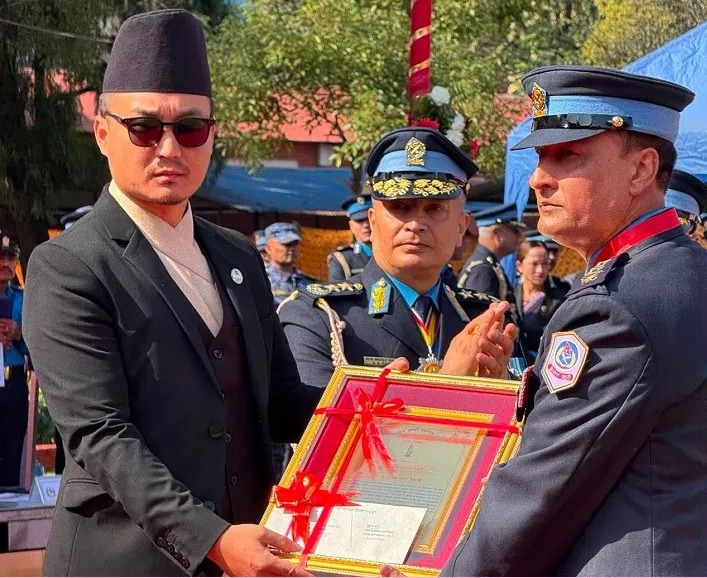 ७१ औँ प्रहरी दिवसका अवसरमा बाँके प्रहरी प्रमुख अंगुर जीसीले पाए पूर्णशान्ति पुरस्कार ।